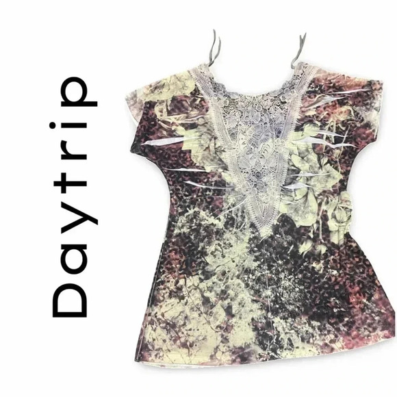 **Lace-Back Allure: Large/X-Large Daytrip Top** - Picture 5 of 5